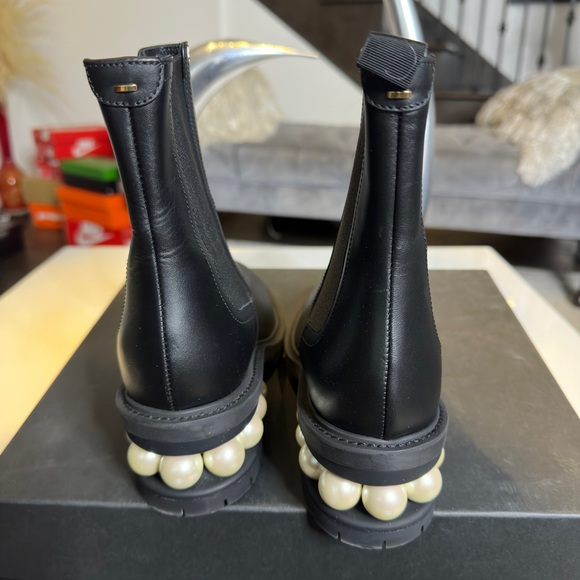 Nicholas Kirkwood

Leather Bead-Trim Chelsea Boots - Picture 5 of 6